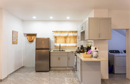 The Valley Apartment | 1300sq. ft. with Concierge and Private Backyard. 10mins to most beaches