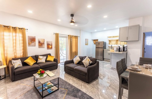 The Valley Apartment | 1300sq. ft. with Concierge and Private Backyard. 10mins to most beaches