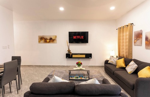 The Valley Apartment | 1300sq. ft. with Concierge and Private Backyard. 10mins to most beaches