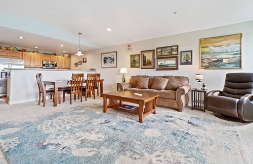 Washington Condo | 1333 A Pleasant Surprise with a peak-a-boo view!
