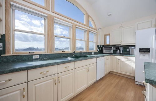 Whalehead Beach House | 1397 - Sunshine Stars, a 5-bed, 4.5-bath Corolla home ideal for family getaways.