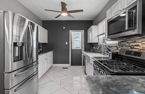Gary House | 13mins from Beach/jet tubs/projector screen/fire place/game rm/exercise rm/