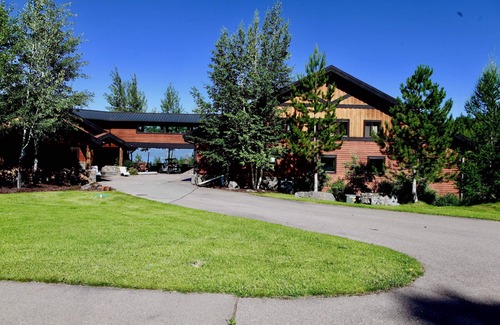 Lakeside House | 14,229sqft Estate on 8ac w/4100sqft Guest home TikiBar HotTub Overlooking GNP!