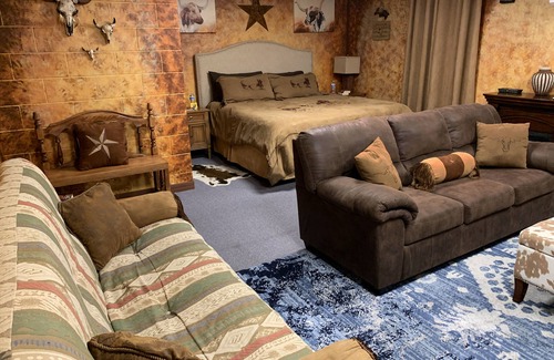 Groveland House | 14 Beautiful Themed bedrooms, Sleeps 65 in beds 7 LG bathrooms & HUGE game room!