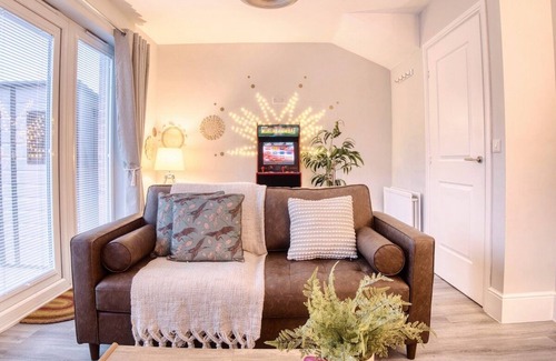 Wakefield House | 14 Bolton Mews, Wakefield, WF1 4GA · Leeds getaway with hot tub & gaming room