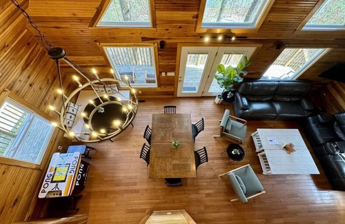 Rogers Apartment | 14 Guest, 7 Bed, 4 BR, Lakefront Cabin w/Hot Tub