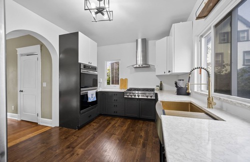 New Rochelle House | 14 Guest Family Getaway- 40 min from NYC