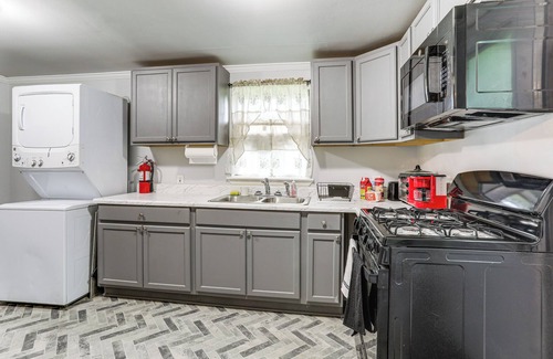 Sunshine House | 14 Mi to Downtown Baton Rouge: Plaquemine Retreat