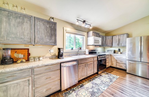 Highview House | 14 Mi to Dtwn Louisville: Holiday Vacation Home!