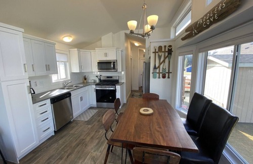 Regional District of Mount Waddington Apartment | 14 - Paddlers Cove Cottage
