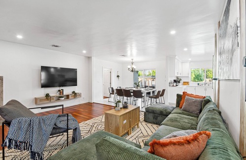Reseda House | 14 ppl Estate w/Pool. Near Universal Studios!
