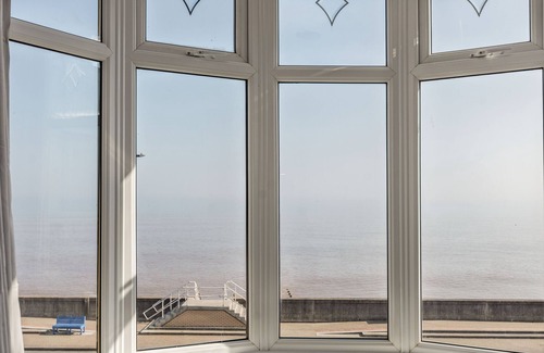 Withernsea House | 14 THE PROMENADE, romantic, character holiday cottage in Withernsea