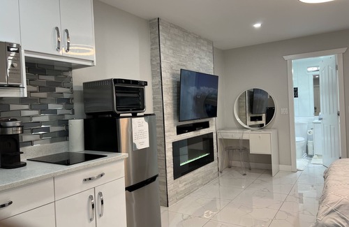 Surrey House | 140 Place is situated in the city of Surrey downtown core