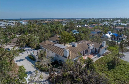 Boca Grande House | 1400-14th - Sleeps 10 - Beachfront - Courtyard Home