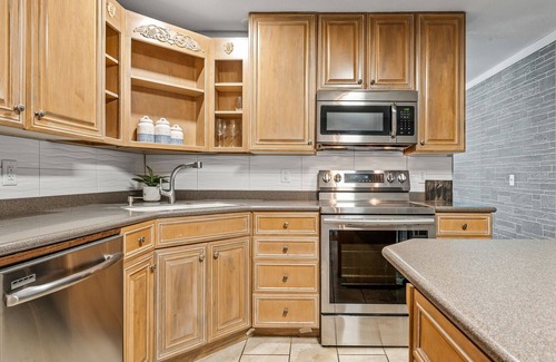 Rochester House | 1419-Walk to Mayo St Mary-Ritabnb Cheerful 5br+6baths,1 min walk to St.Marys