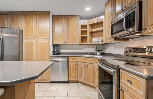 Rochester House | 1419-Walk to Mayo St Mary-Ritabnb Cheerful 5br+6baths,1 min walk to St.Marys
