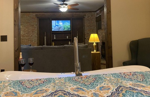 Canton House | 144 Our apartment in Canton restaurants 20 min Asheville, WiFi, Whirlpool Tub
