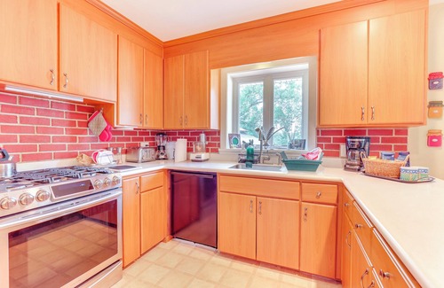 Ionia House | ‘1440 Getaway’ w/Yard & Deck ~ 16 Mi to Rochester