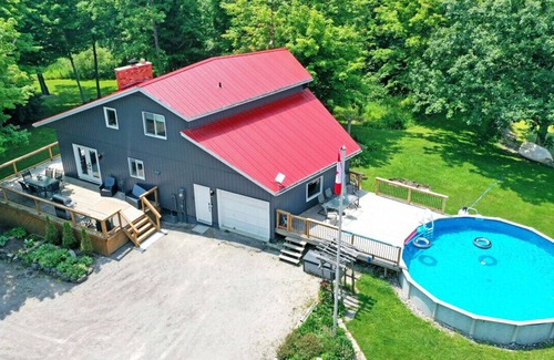 Cayuga Cottage | 147 Concession 1 Rd · Forest Hideaway | Autumn Colors & Fireside Nights