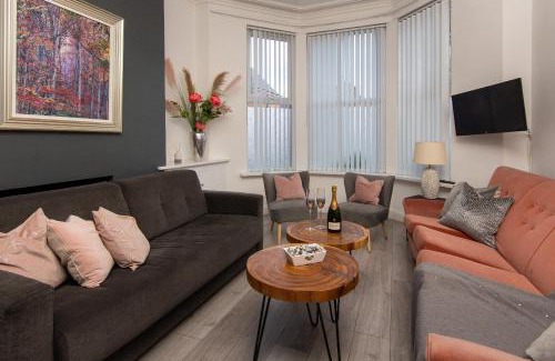 Belfast House | 147 The Residence, 5 bedrooms- Free parking