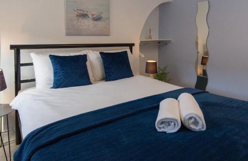 Belfast House | 147 The Residence, 5 bedrooms- Free parking