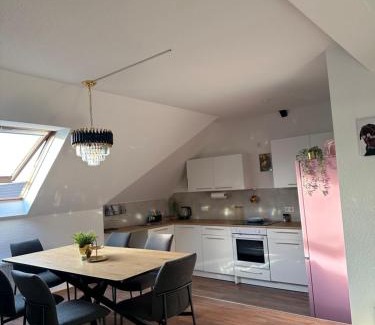 Huckingen Apartment | 148qm Apartment, nähe Düsseldorf, 4 Schlafzimmer, privater Parkplatz