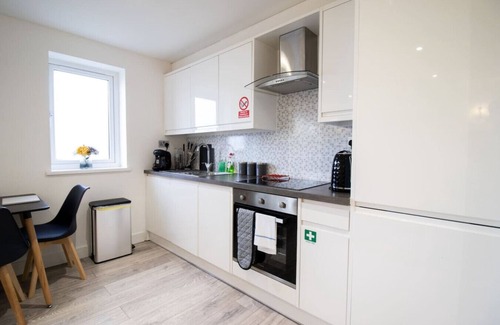 Swindon Apartment | 14CB Apartment 2 Bedroom Sleeps 4 Long Stay Disc