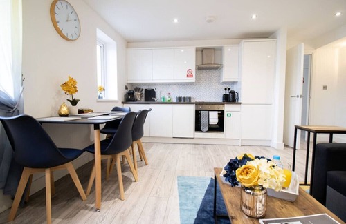 Swindon Apartment | 14CB Apartment 2 Bedroom Sleeps 4 Long Stay Disc
