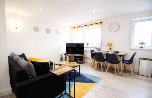 Swindon Apartment | 14CB Apartment 2 Bedroom Sleeps 4 Long Stay Disc