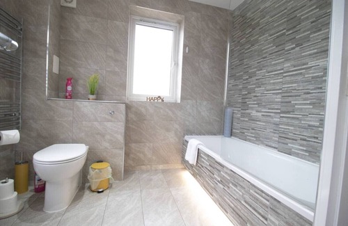 Swindon Apartment | 14CB Apartment 2 Bedroom Sleeps 4 Long Stay Disc