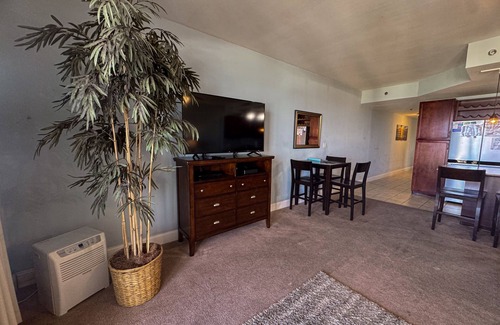 Panama City Beach Condo | 14th-floor condo w/private balcony, water views, outdoor pool, hot tub, gym