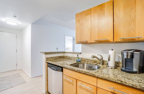 Downtown Seattle Condo | 14th Floor Condo with Wifi & Shared Pool and Hot Tub - Amazing Location