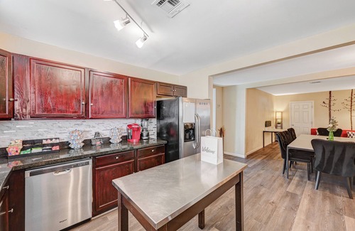 Las Vegas House | 15 Beds, Heated Pool, Hot Tub, BBQ, Close to Strip