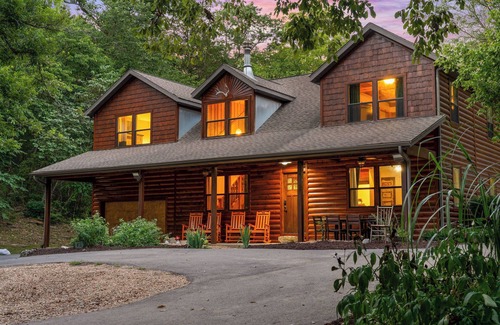 Omaha Cabin | 15 gated acres with Pickleball, Creek and hot tub!