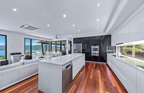 Airlie Beach House | 15 Kara - Stunning 5 Bedroom Home With Million Dollar Views, walk to Airlie Beac