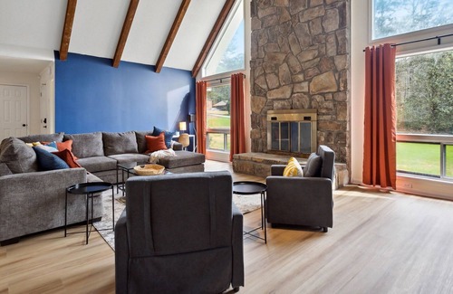 Cliftondale House | 15 min. from Airport with 3 king beds Game room
