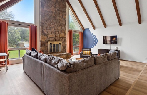 Cliftondale House | 15 min. from Airport with 3 king beds Game room