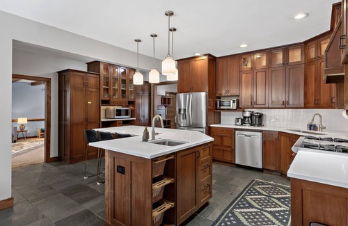 Essex County House | 15 Min from Gore! 6bd/3.5bth, chef kitch, Adult Treehouse, Hot Tub, Sleeps 12