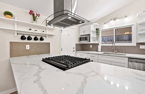 Serra Mesa House | 15 Min to Beach and Zoo! | Private Yard w/Hot Tub
