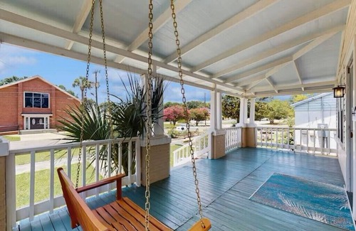 South Pensacola House | 15 MIN TO BEACH & Pet Friendly!