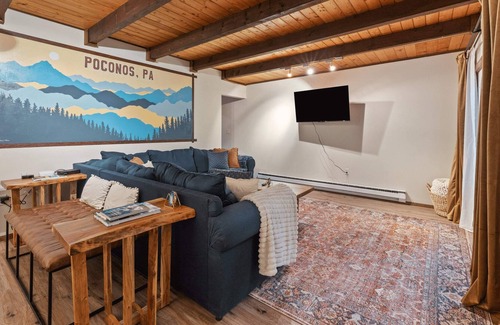 East Stroudsburg Cabin | 15 min to Camelback | Hot Tub | Game Room | Modern