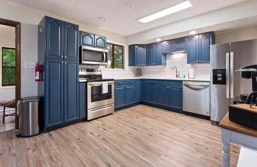 East Stroudsburg Cabin | 15 min to Camelback | Hot Tub | Game Room | Modern