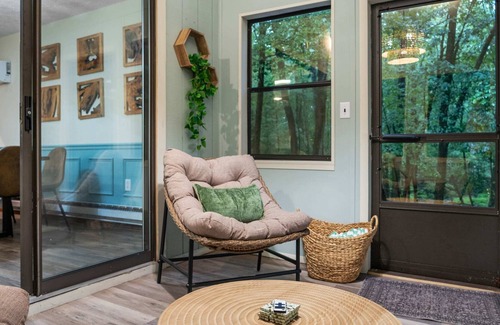 East Stroudsburg Cabin | 15 min to Camelback | Hot Tub | Game Room | Modern