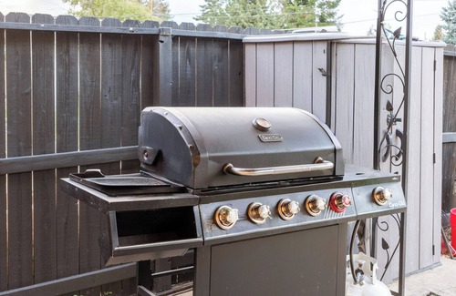 Berkley House | 15 min to Denver/Spa/Bar/Pool/Volleybal/Pickleball