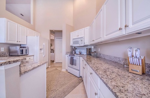 Ridgewood Lakes House | 15 mins to Disney, Heated Pool, King Beds, Golf