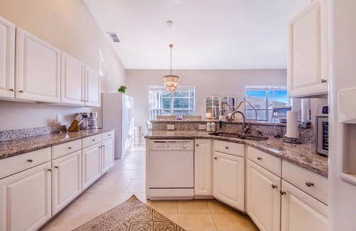 Ridgewood Lakes House | 15 mins to Disney, Heated Pool, King Beds, Golf