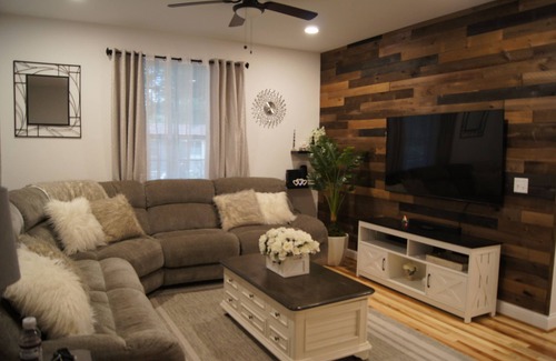 Village of Bloomfield House | 15 Mins to Lake Geneva 3+ Family Capacity