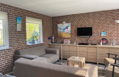 Sint Maartensvlotbrug House | 15-minute bike ride from the sea! Lovely vacation bungalow with spacious garden.