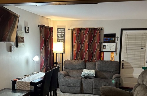 Oshkosh House | 15 Minute walk to Main Street where there are locally owned restaurants & Bars
