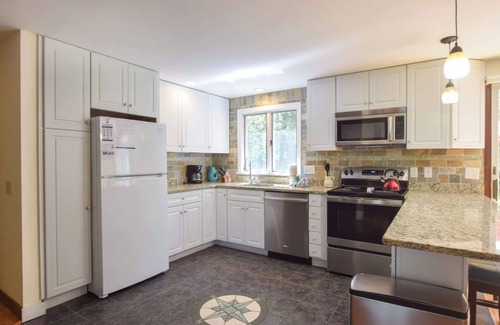 South Chatham House | 15 Minute Walk to Pleasant Street Beach!